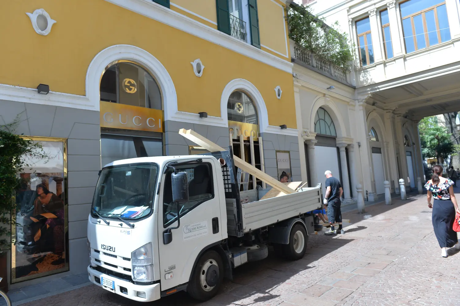 Varese, spaccata alla boutique Gucci: ladri in fuga con abbigliamento e accessori