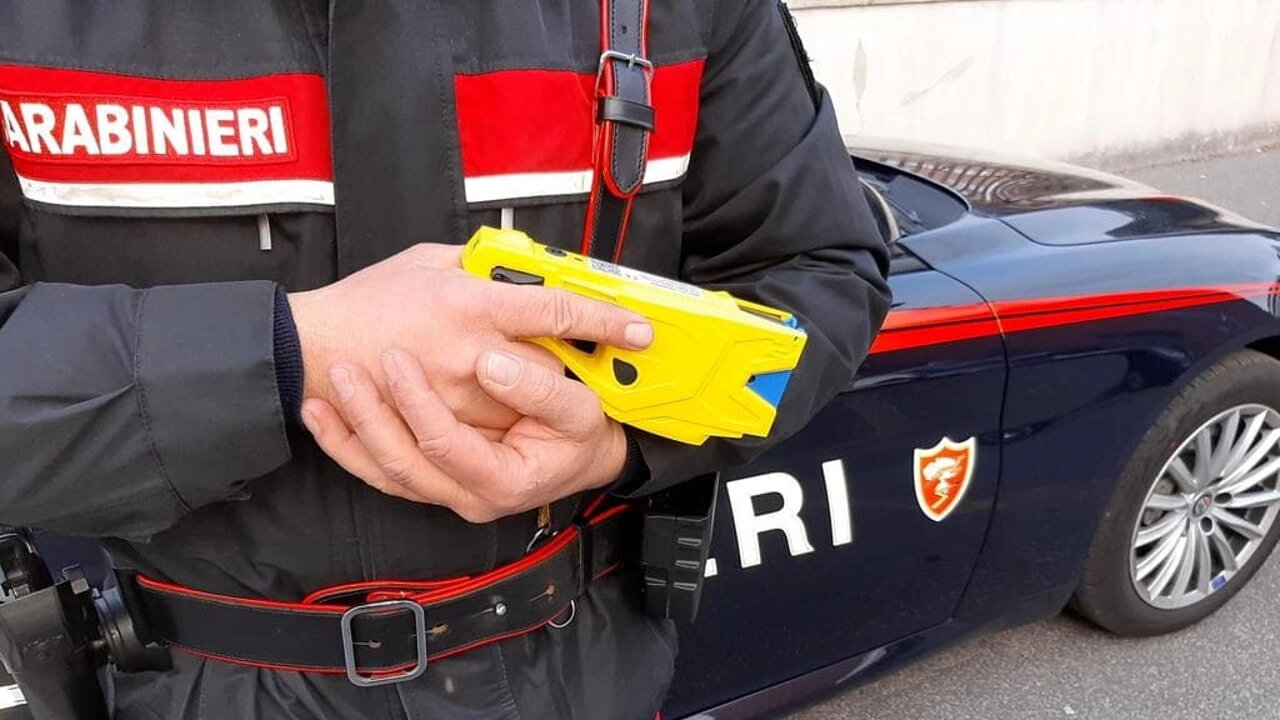 I carabinieri hanno bloccato l'uomo violento col taser