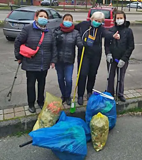 Cleanbusters in azione Via Marche ripulita