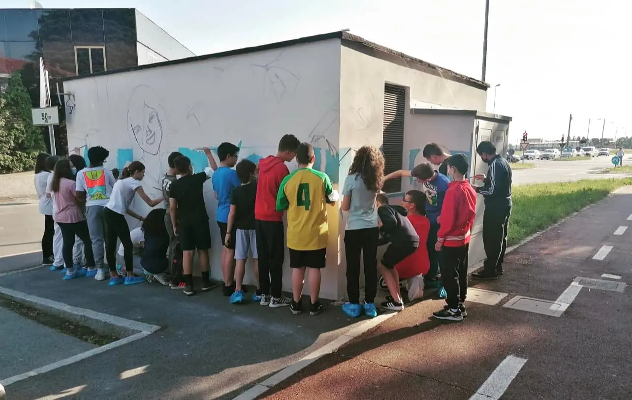 Inveruno, svastiche sui murales dipinti dai ragazzi delle scuole medie