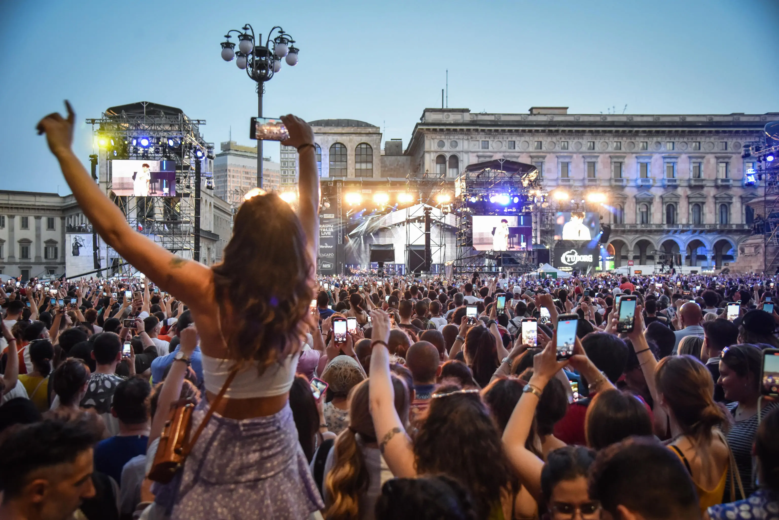 Radio Italia Live, quasi 20mila al concertone milanese: piazza Duomo blindata