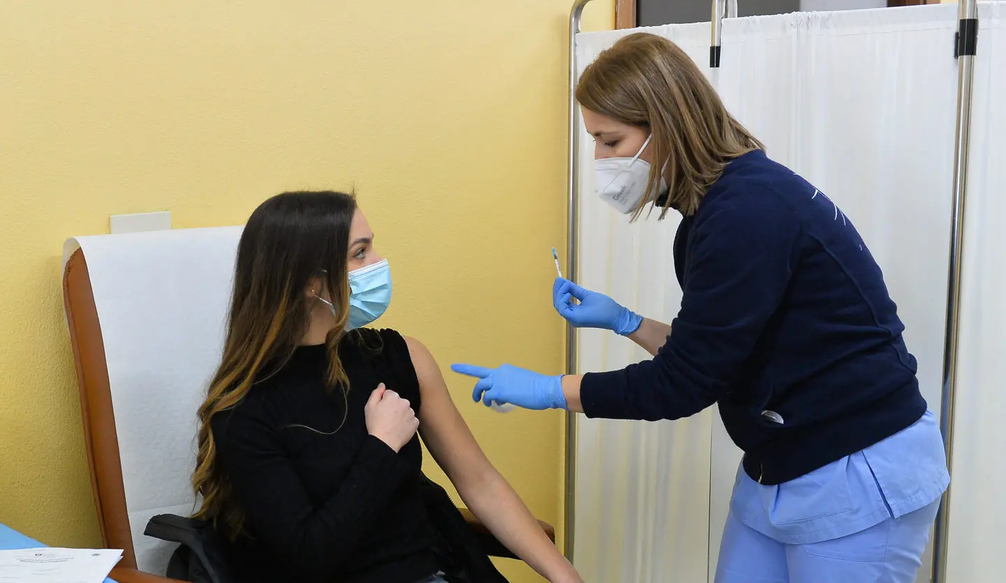 Covid, primi vaccini per gli Over 80: dal 15 febbraio le prenotazioni