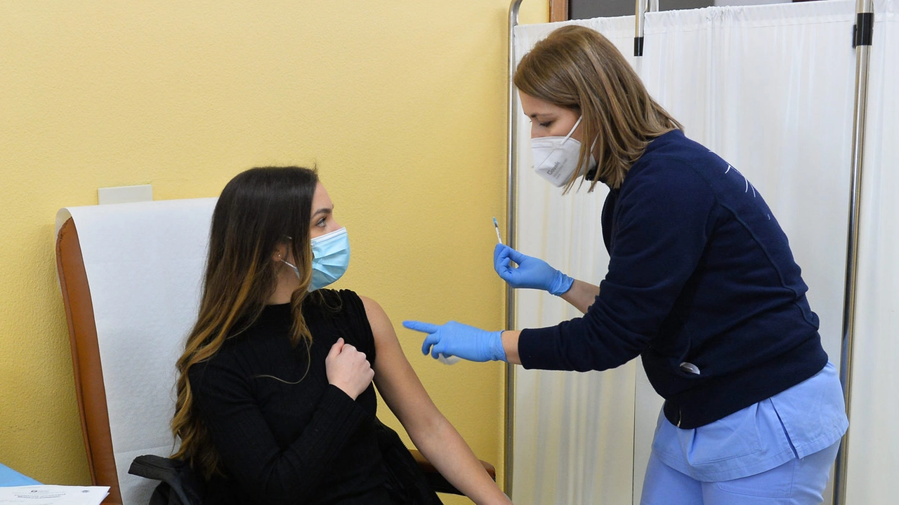 Dopo il personale sanitario, nei centri vaccinali toccherà agli anziani