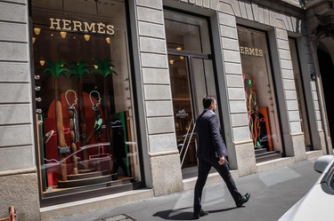 Birkin Himalaya, la borsa di Hermès rubata nel negozio di via Montenapoleone a Milano