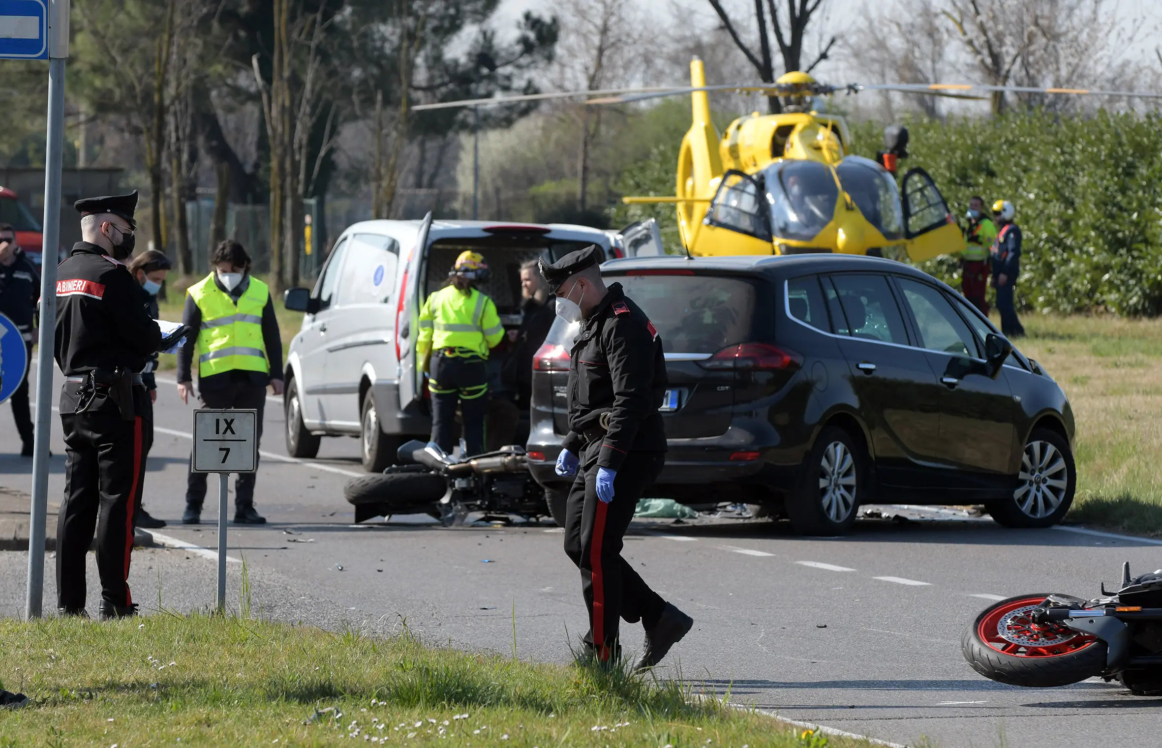 Pozzo d'Adda, scontro tra auto e scooter: muore ragazza di 18 anni