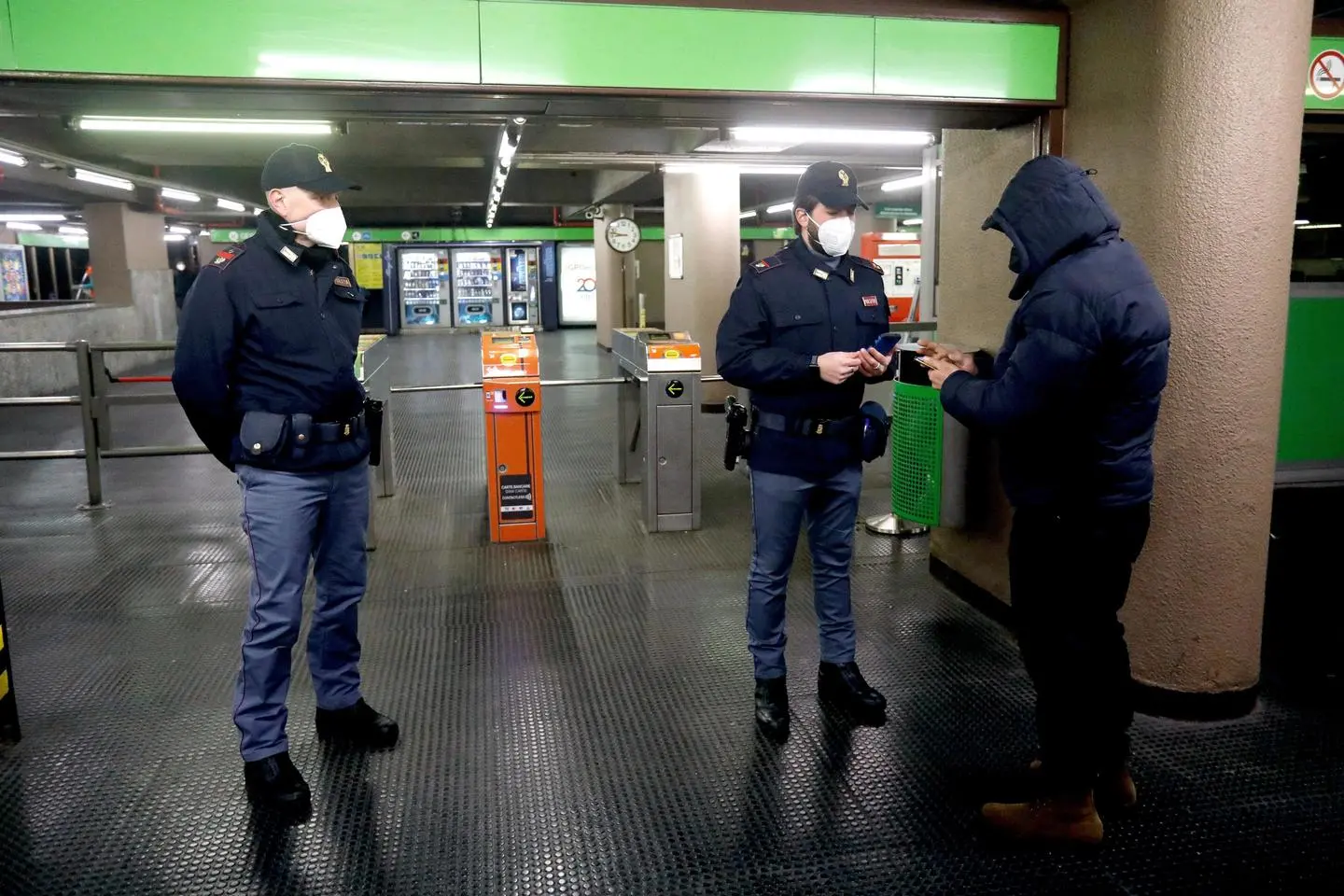 Metro 3 Duomo: addetto prova a bloccare giovane senza biglietto, amico gli dà una sberla