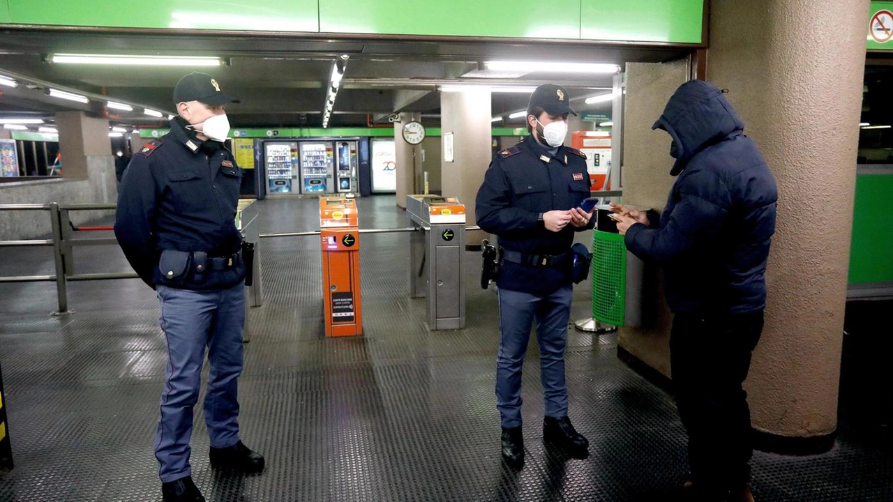 Poliziotti in metropolitana