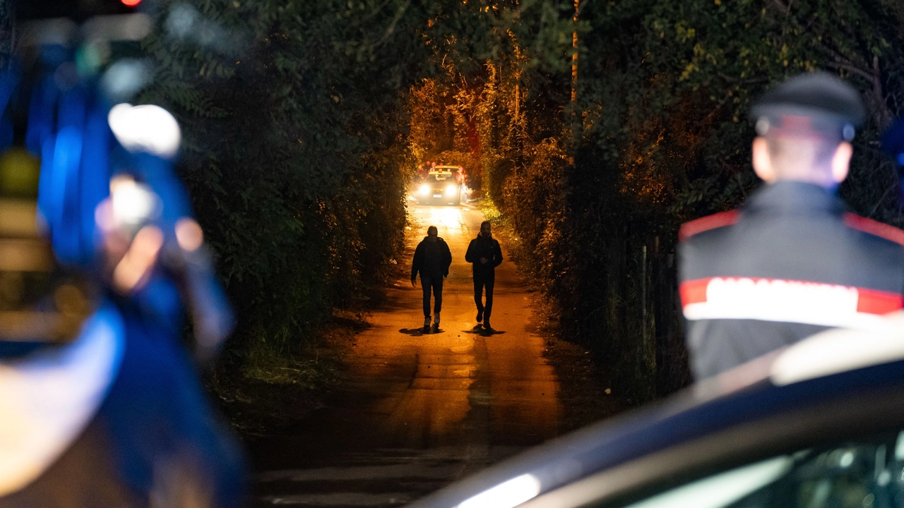 Carabinieri sul luogo dell'omicidio in via Pisa