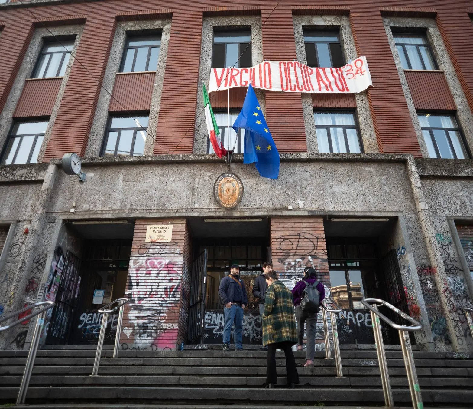 Il tifoso francese che voleva entrare allo stadio con un fumogeno negli slip