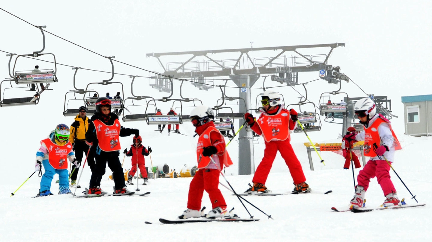 I primi sciatori della stagione sulle piste dei Piani di Bobbio in Valsassina