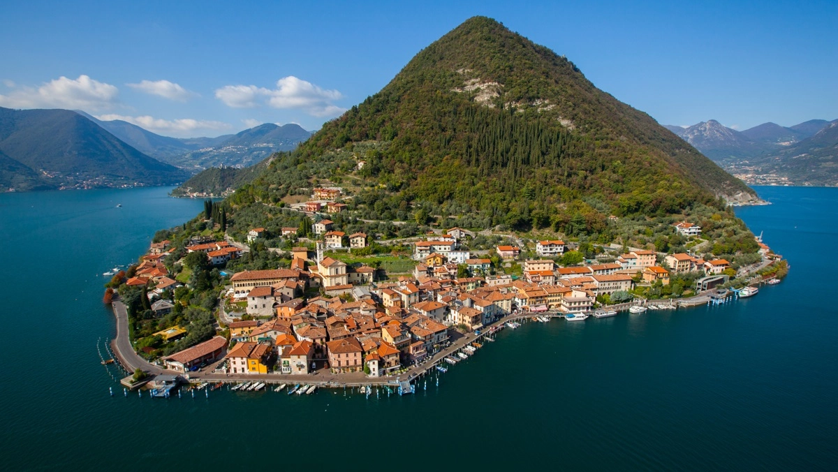 Monte Isola, mercatino locale e bruschettata per tutti: presente anche Oscar Farinetti