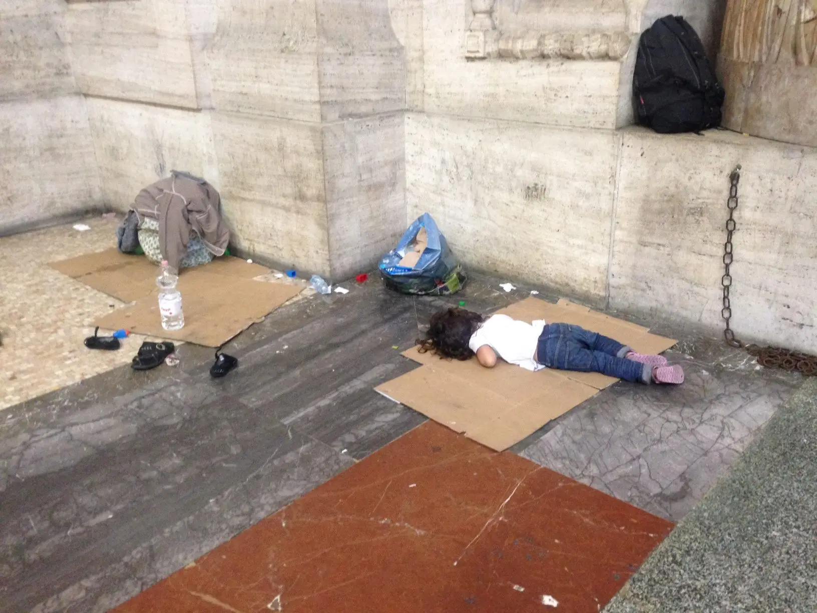 Bambini siriani per terra in Stazione Centrale, Unicef: "Il governo intervenga"