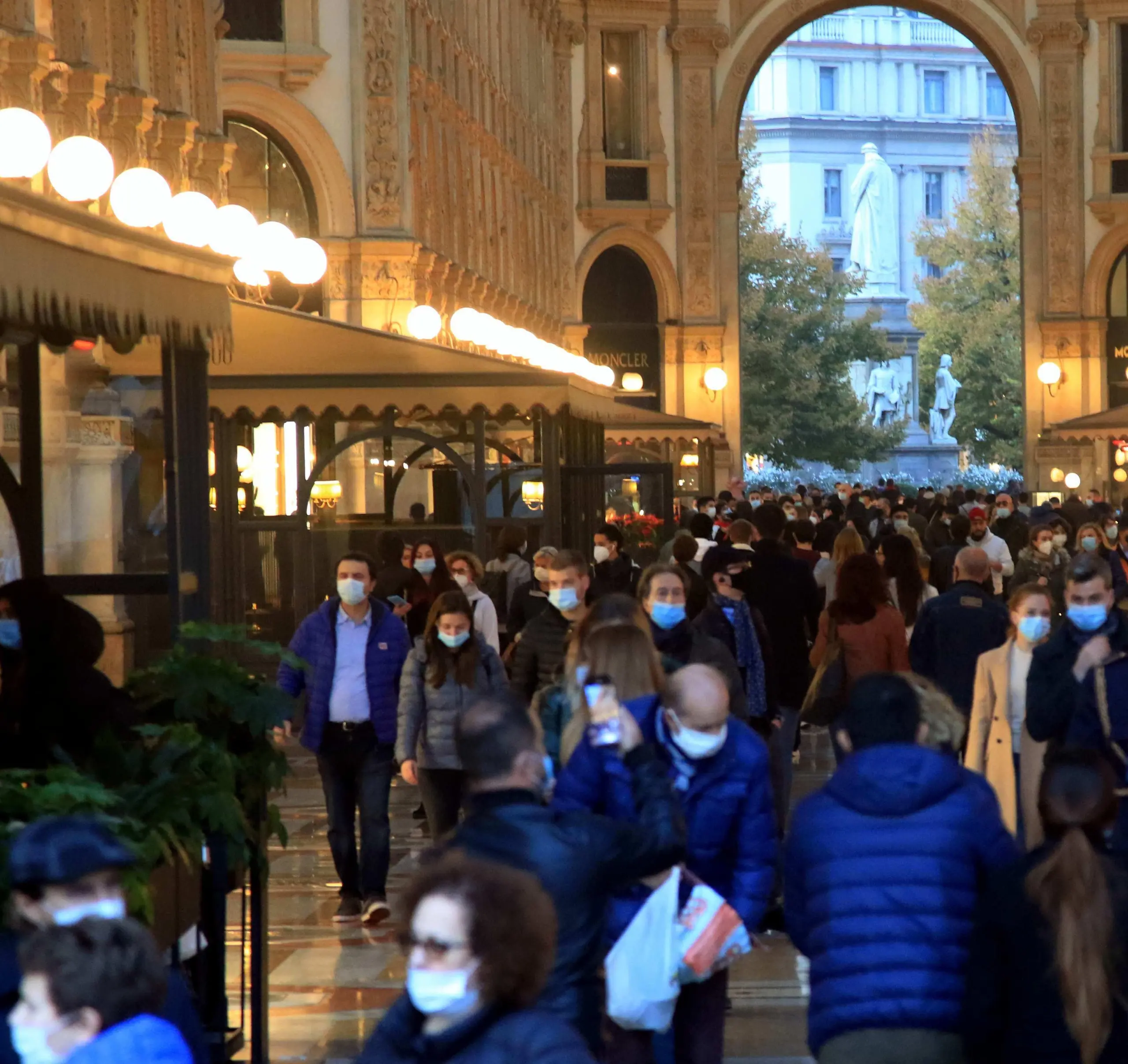 Cartoline da Milano: le ore prima del coprifuoco