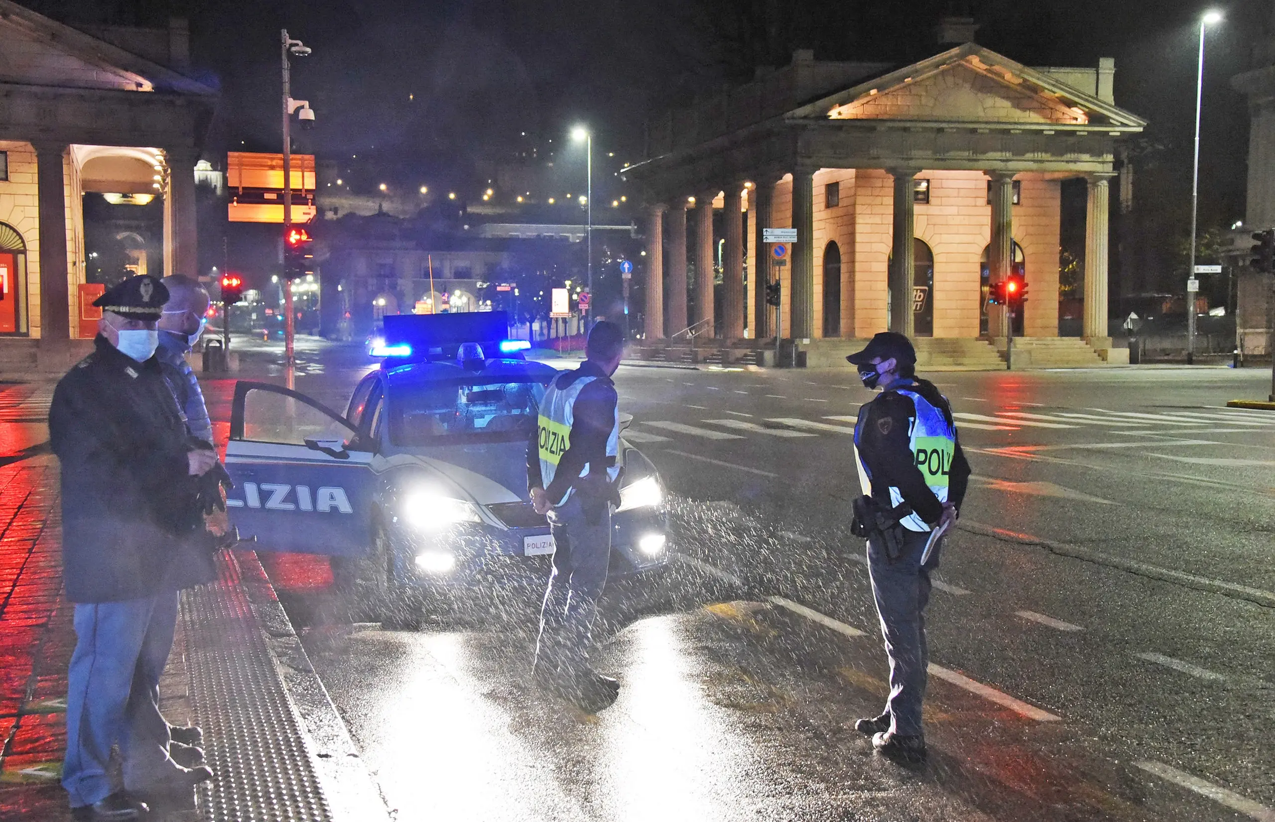 Milano, gira in monopattino con dosi di coca nella mascherina: arrestato pusher