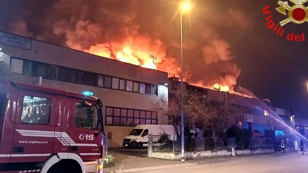 Incendio zona industriale a Concorezzo (Foto vigili del fuoco)