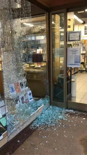 Legnano, spaccata alla libreria Nuova Terra