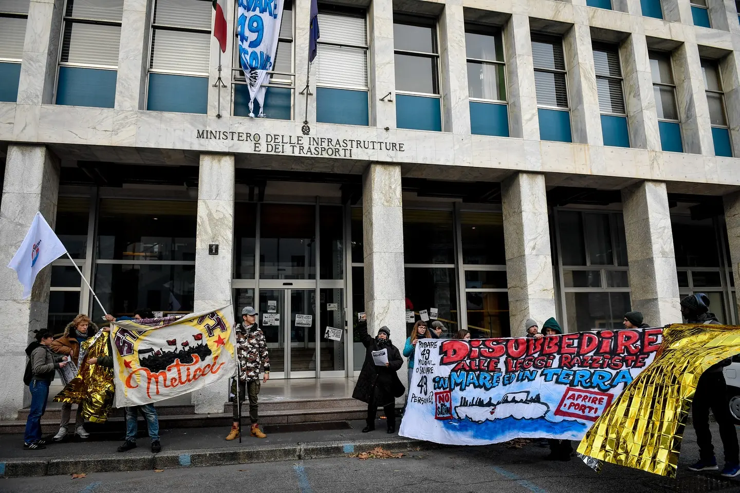 Milano, nuovo protesta contro il governo: occupato simbolicamente il ministero