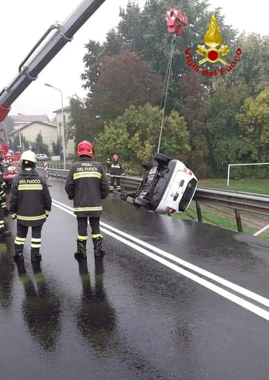 Novara, cavalcavia chiuso per la voragine: viabilità ko. Inchiesta della Procura