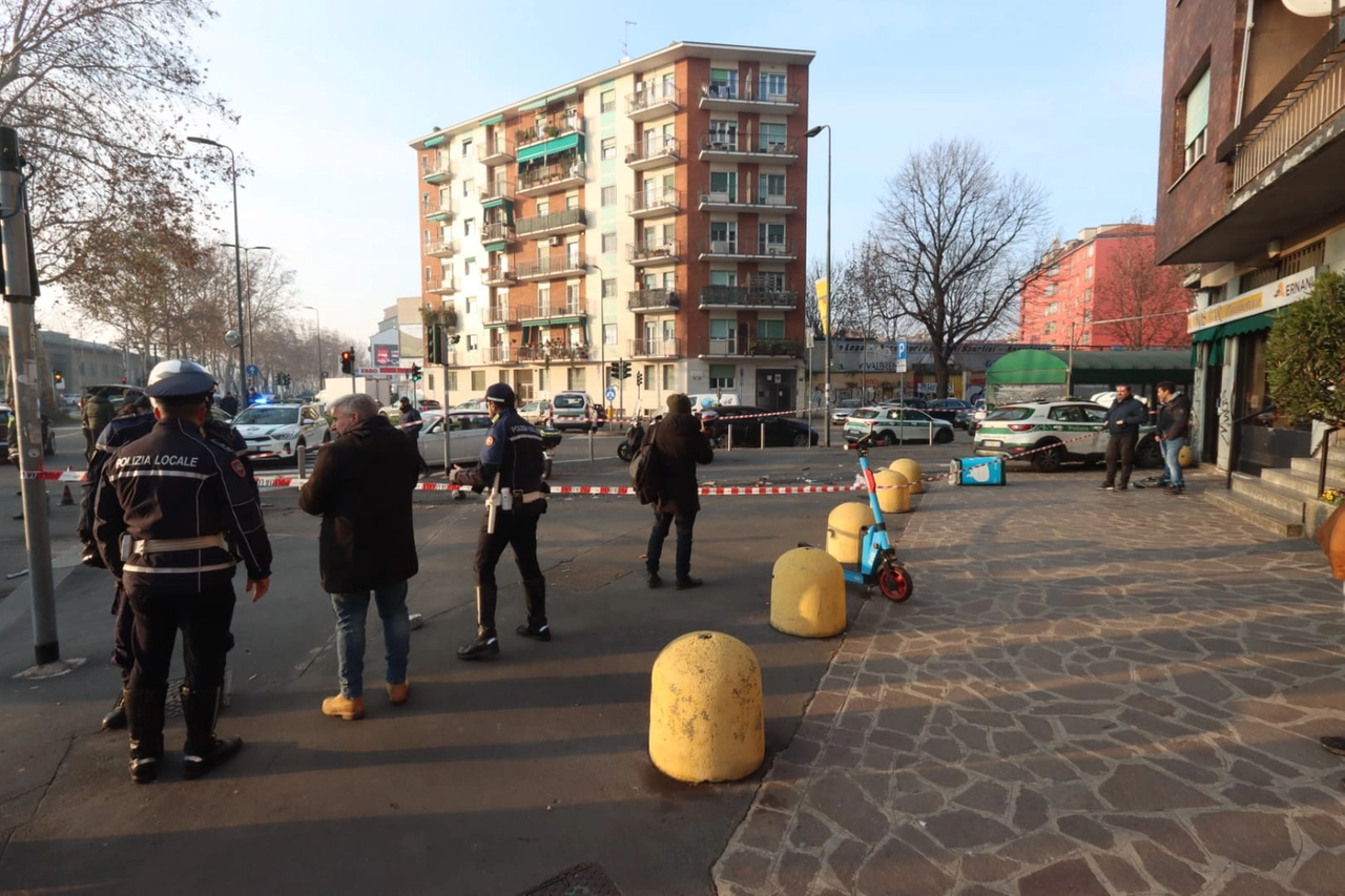 L'auto (sulla destra) ha percorso una decine di metri sul marciapiede, finendo poi la sua corsa contro l'angolo del palazzo