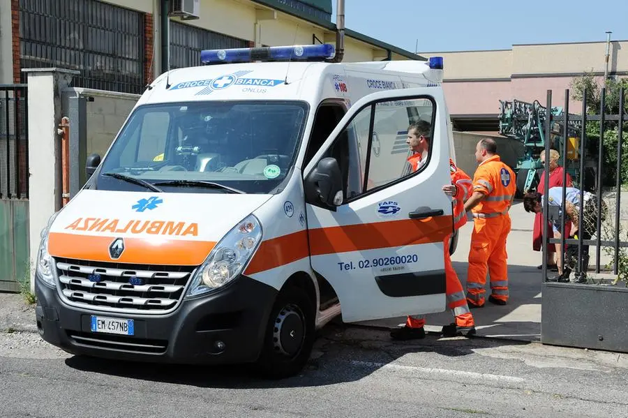 Incidente sul lavoro a Milano, cade dall'autocisterna: grave operaio di 54 anni