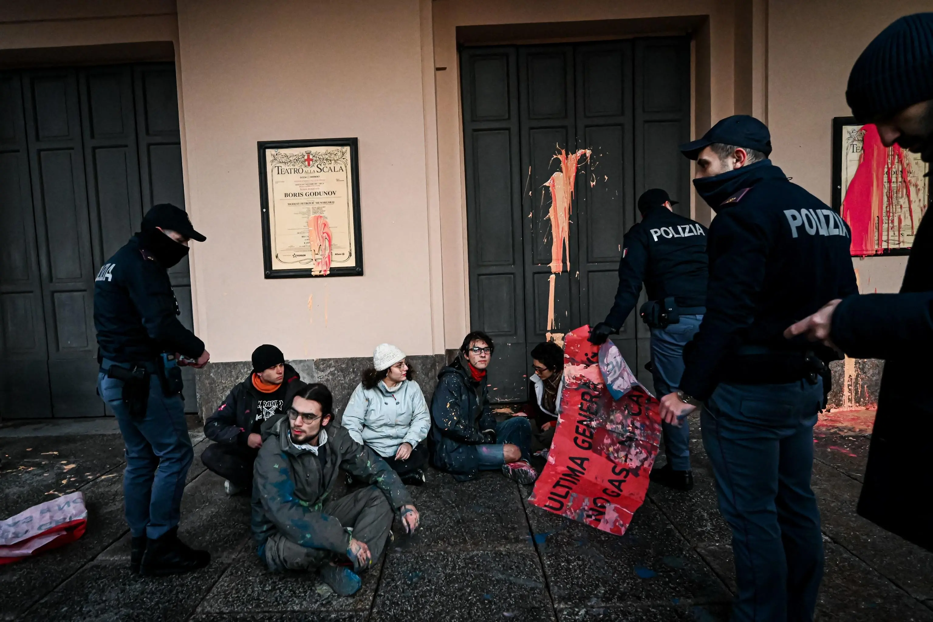 Blitz al Teatro della Scala: denunciati i 5 ambientalisti