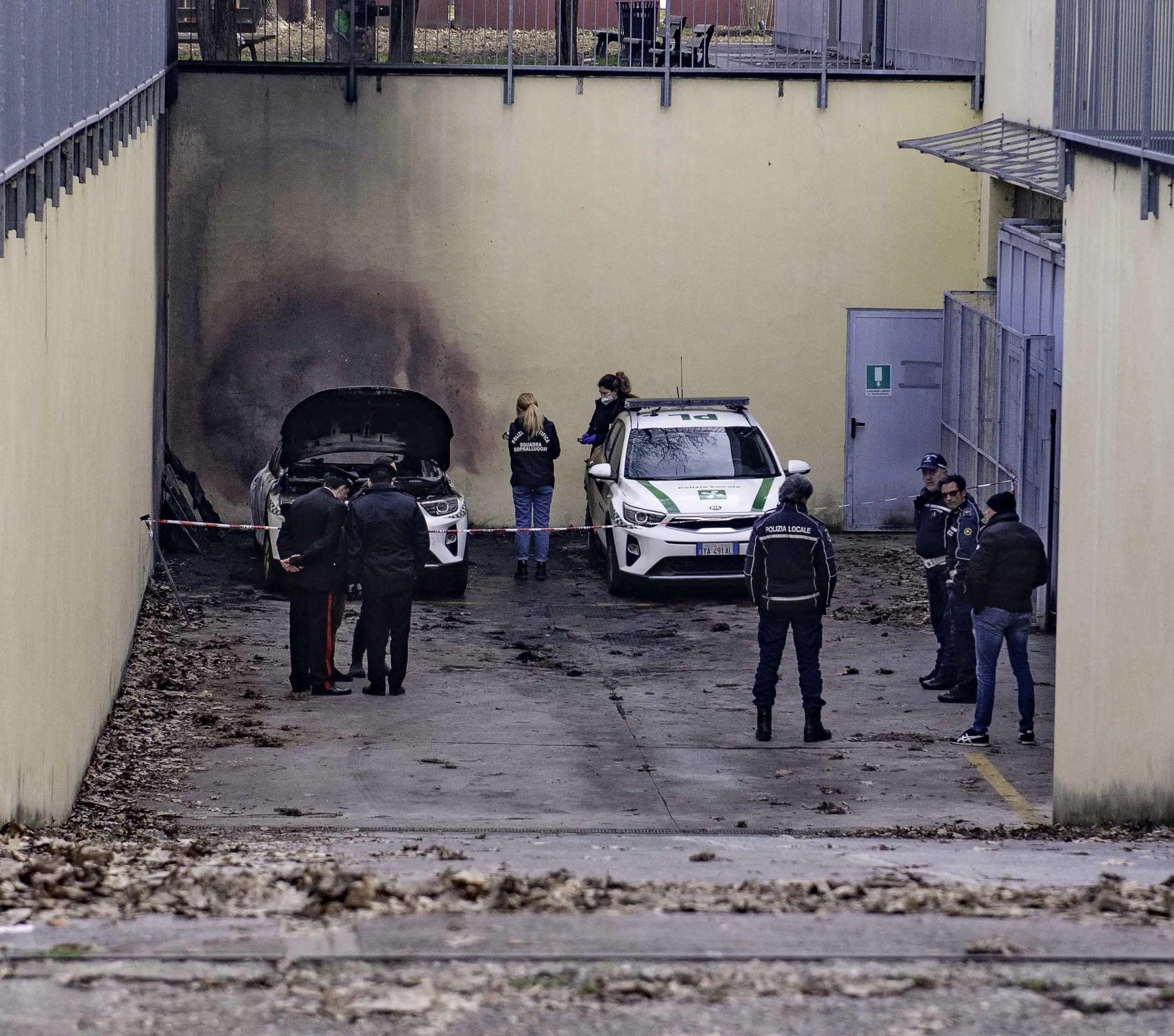 Molotov contro auto dei ghisa a Milano, rivendicazione anarchica: "Attacchiamo lo Stato"