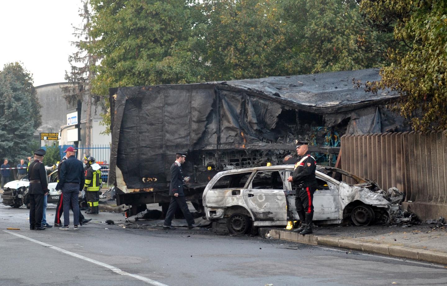 Pioltello Incidente Fra Due Auto E Un Tir I Mezzi Prendono Fuoco Due