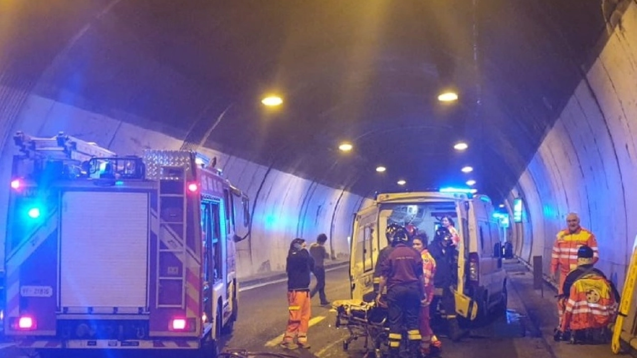 L’ambulanza speronata dal minivan  e i vigili  del fuoco di Bellano intervenuti nella galleria Scoglio  di Lierna