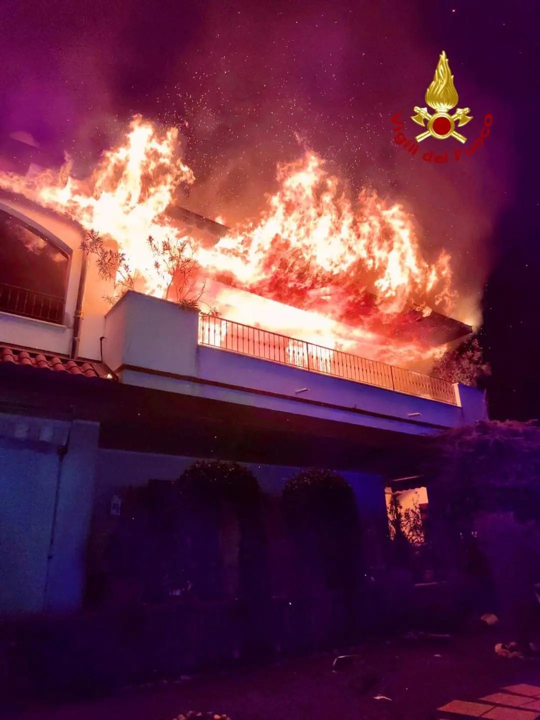 Incendio a Trezzano sul Naviglio nella notte, un bimbo di sette mesi tra i cinque evacuati