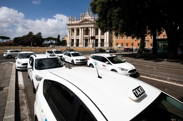 Sciopero taxi 10 ottobre: motori spenti contro le nuove licenze del Decreto Asset