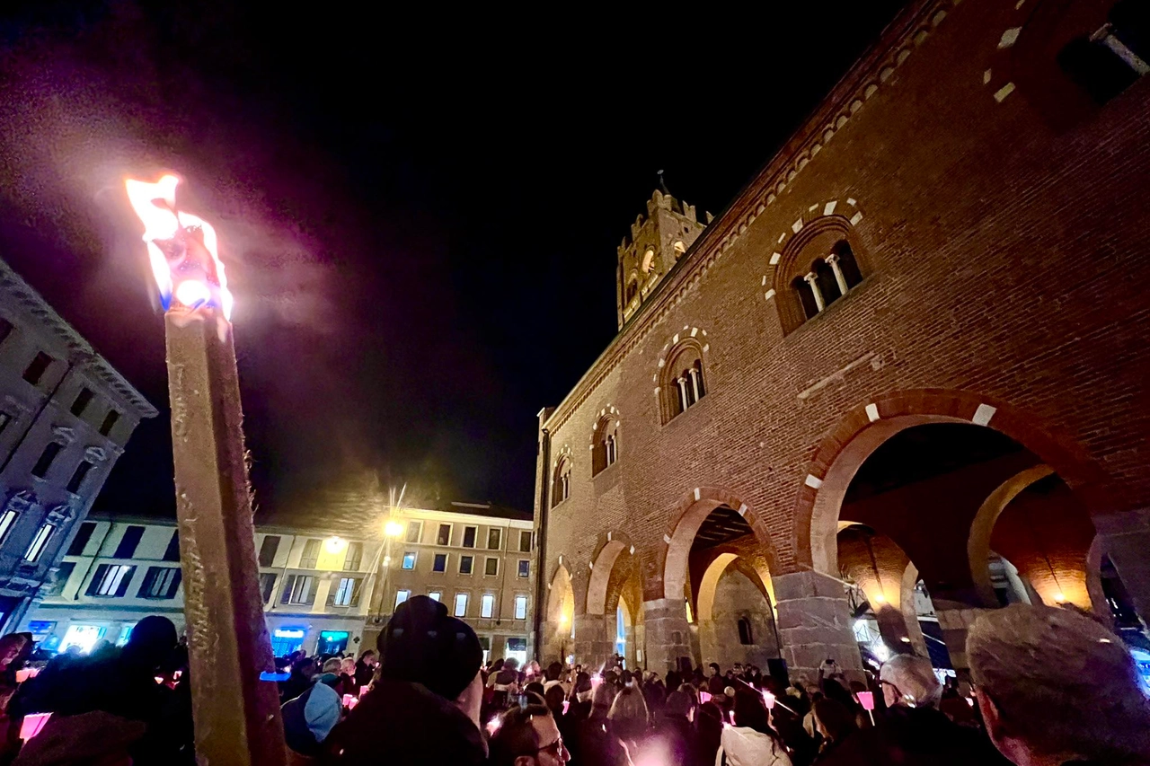 Un momento della fiaccolata monzese