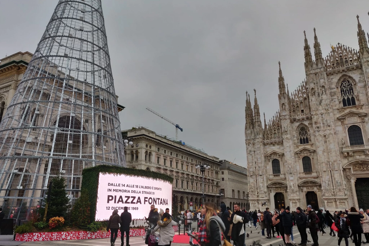 Albero di Natale spento per i 50 anni di piazza Fontana