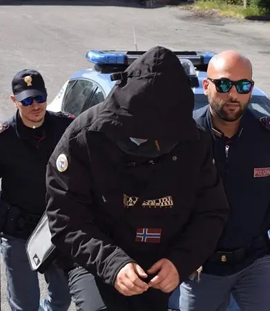 Preso con la droga in auto dopo una fuga di 250 chilometri da Milano a Viareggio