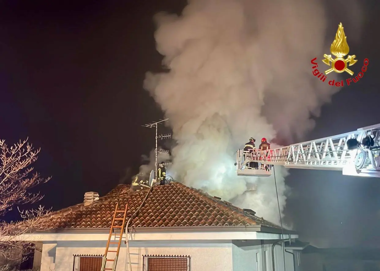 Buguggiate, camion contro il ponte: piovono calcinacci, chiusa la strada