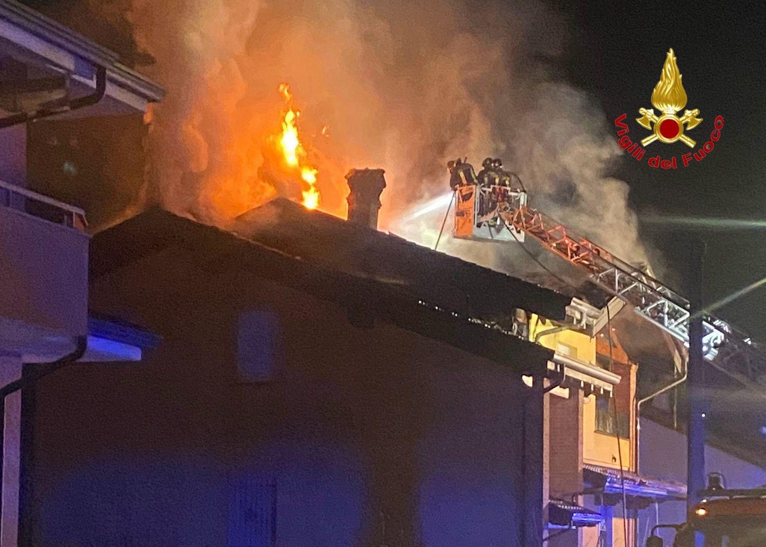 Incendio A Cesate Brucia Il Tetto Di Una Palazzina Residenti Evacuati