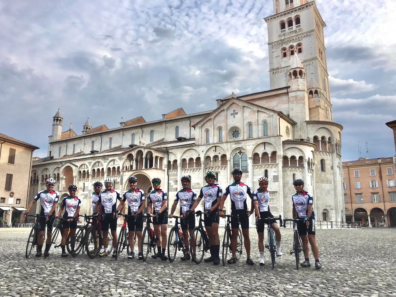 Da Milano a Riccione in bicicletta, l'avventura di Linus e dei colleghi di Radio Deejay