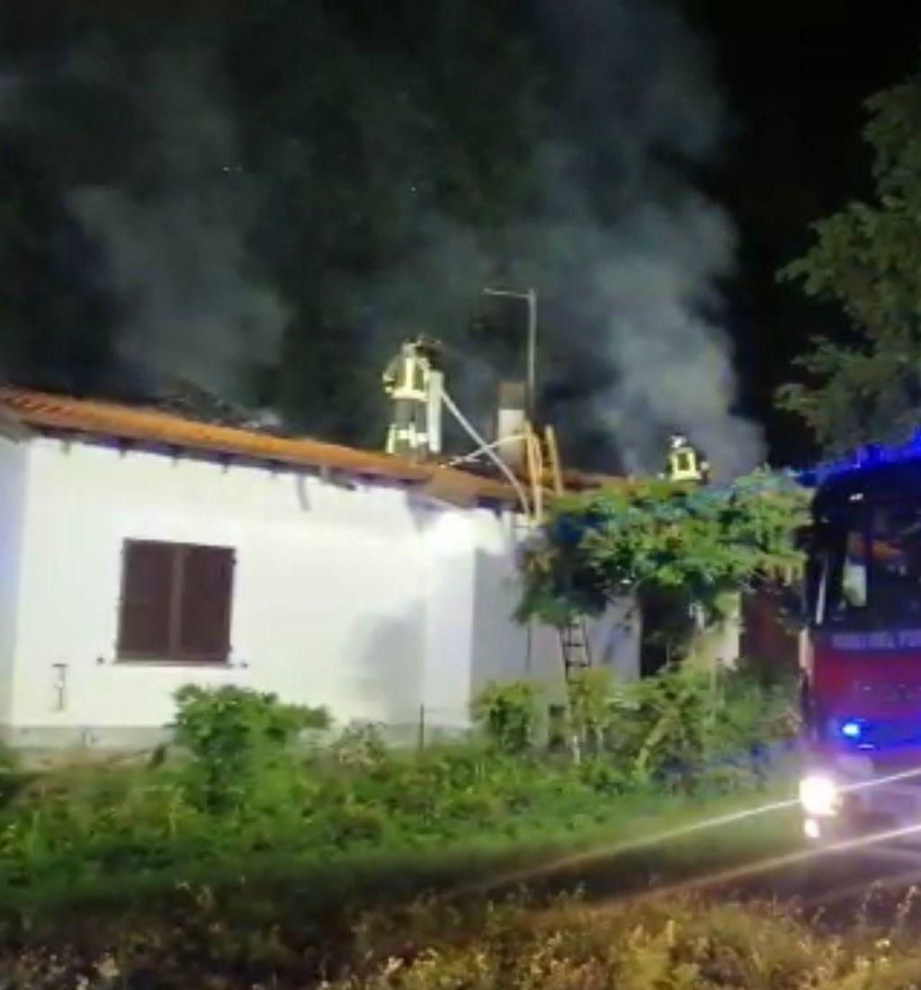 Sei Squadre Di Pompieri Per Il Rogo Di Un Tetto