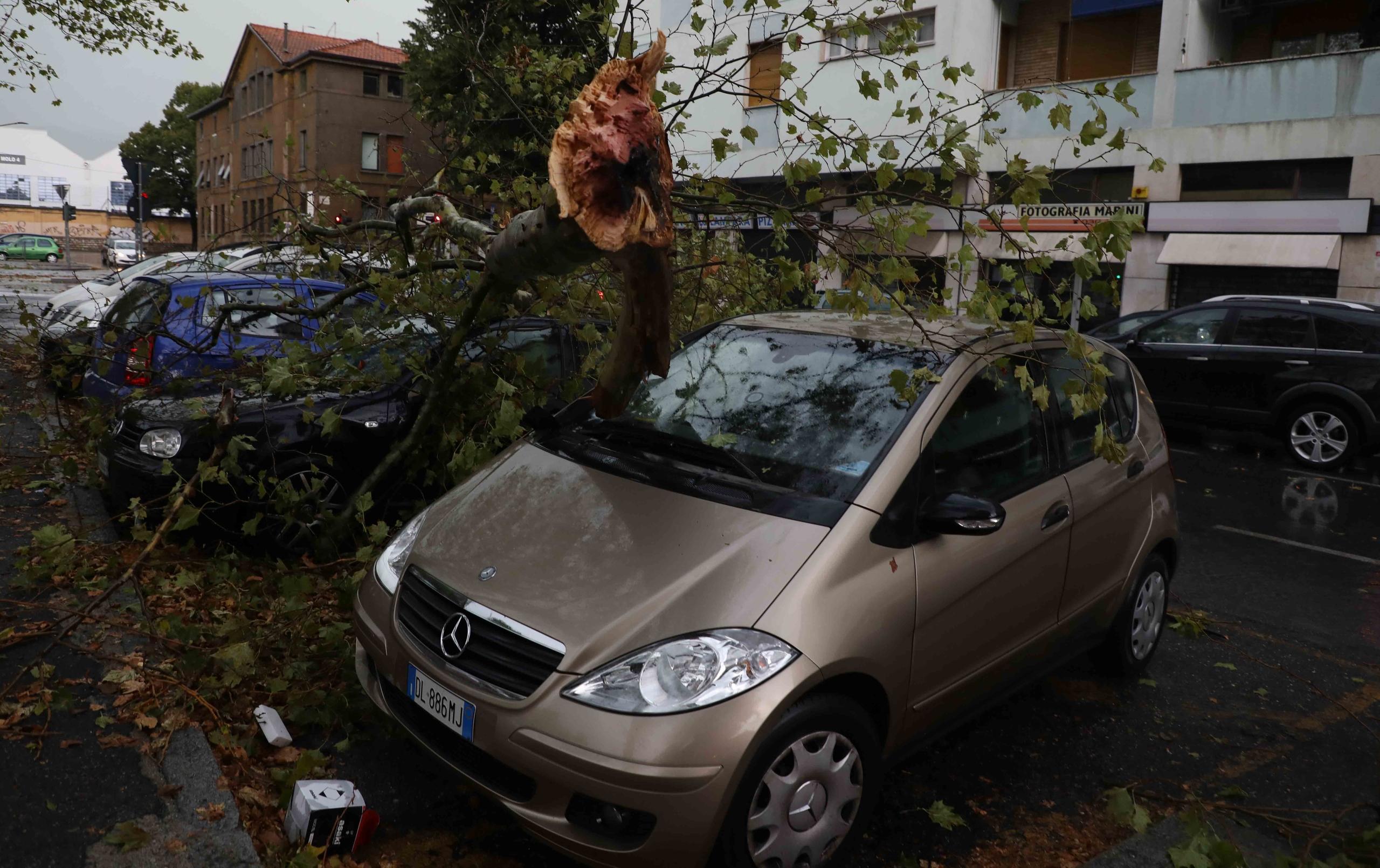 Maltempo In Lombardia Tetti Scoperchiati Frane E Treni In Ritardo