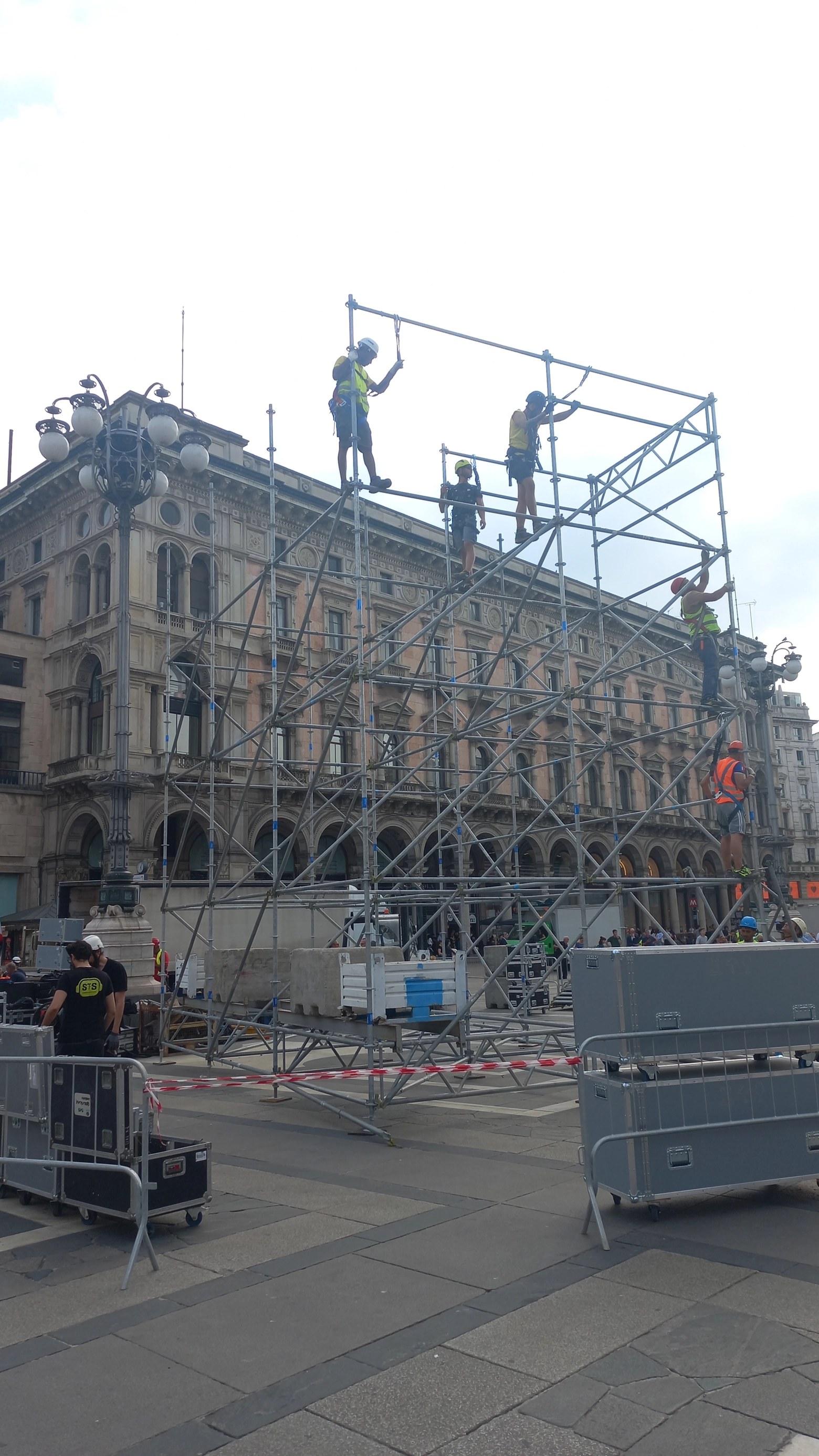 Il montaggio del maxi schermo in piazza Duomo per il funerale di silvio Berlusconi