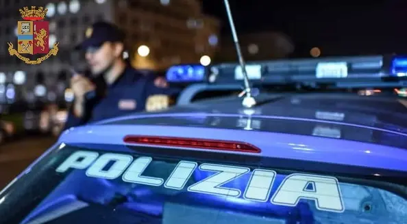 Como, sfonda a calci la porta della ex: arrestato