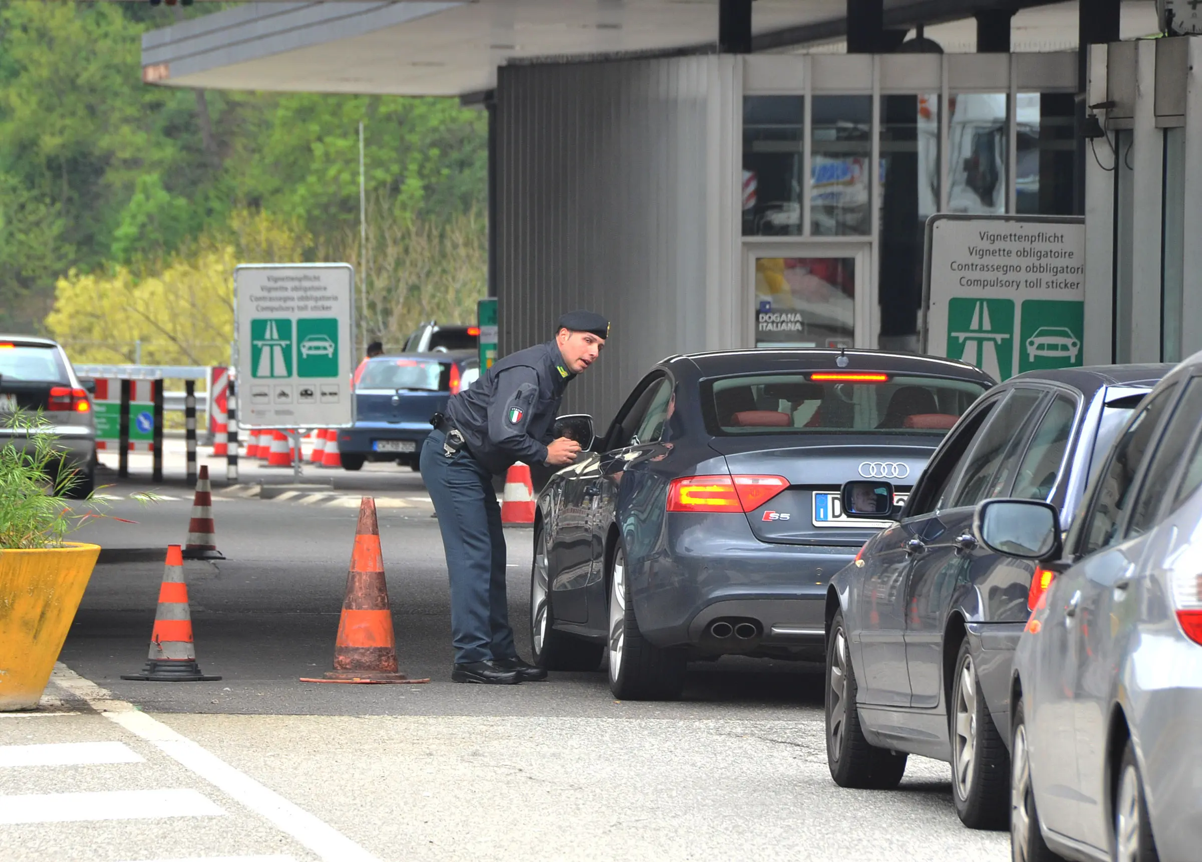 Brogeda, cittadino russo in viaggio con 90mila euro non dichiarati