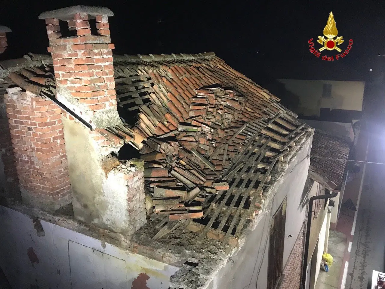 Mulazzano, crolla il tetto di una casa in via Quattro Novembre: scatta l'allarme