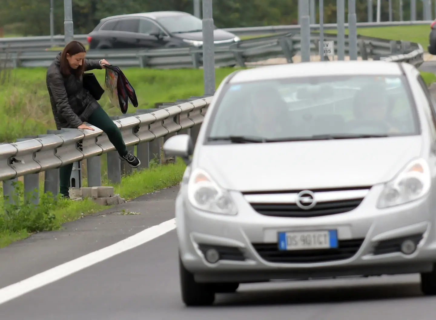 A piedi sul ciglio della via Emilia, pericolo a San Giuliano