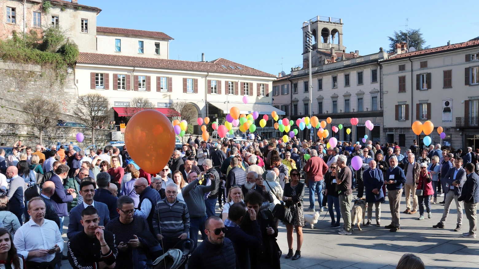 Centinaia di persone in piazza Garibaldi a Cantù