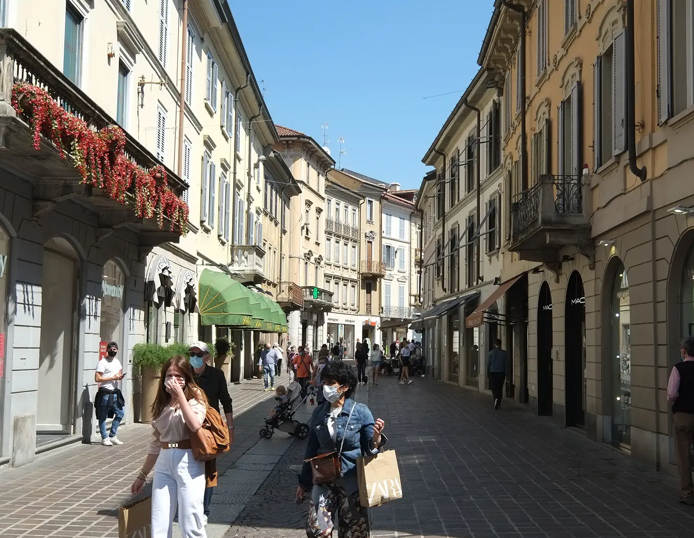 Monza, allarme dei negozianti: baby gang abusivi e merce contraffatta