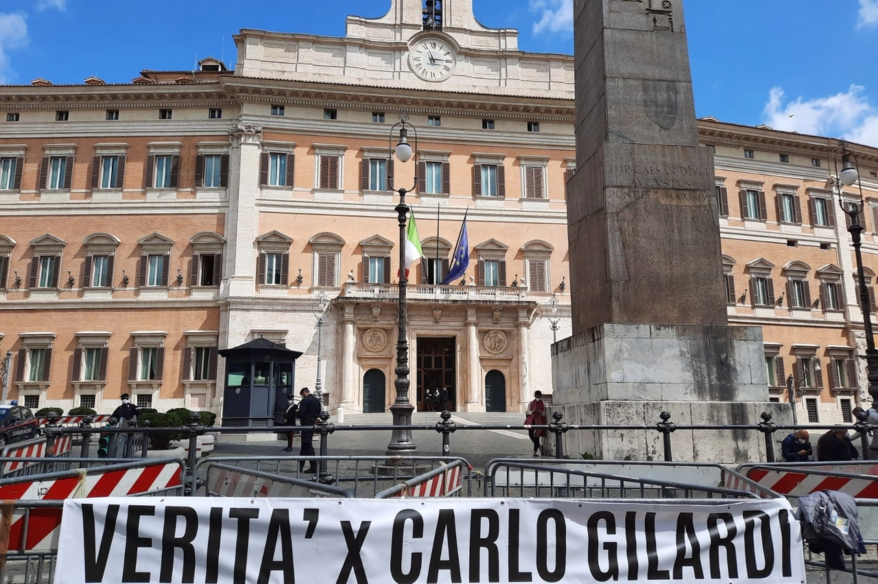 Lo striscione fuori dal Parlamento