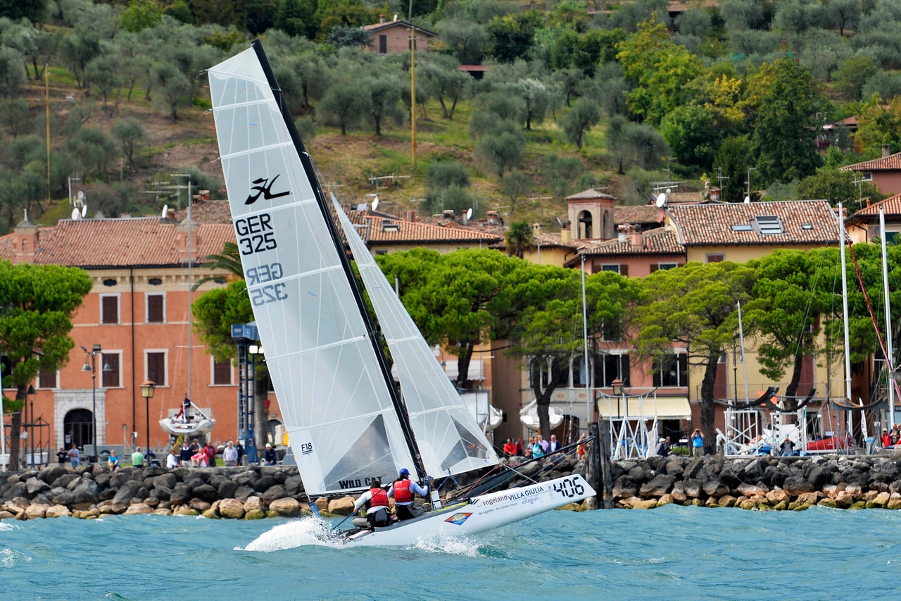 Barca a vela sul lago di Garda