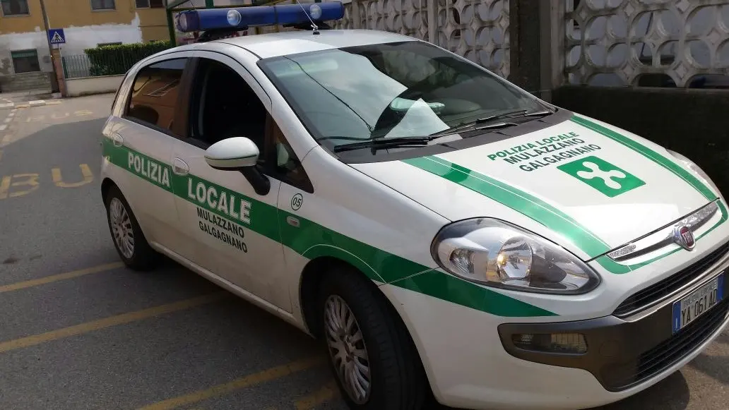 Sfrecciava alla guida di un'auto senza avere la patente