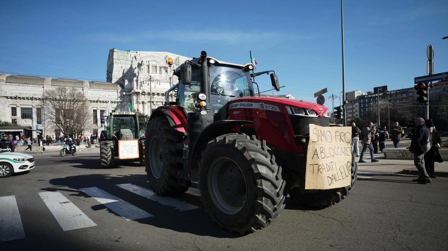 Milano, i trattori in piazza Duca d'Aosta per protestare sotto il Pirellone (Foto Davide Canella)