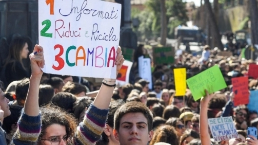 Ragazzi in piazza e il percorso del corteo che attraverserà Milano  